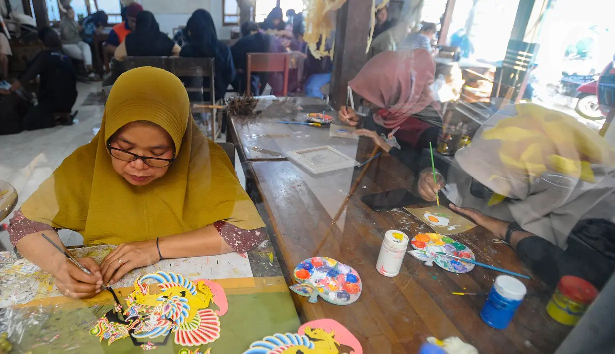 Kegiatan belajar membuat wayang kulit menggunakan metode praktik langsung. (merdeka.com/Arie Basuki)