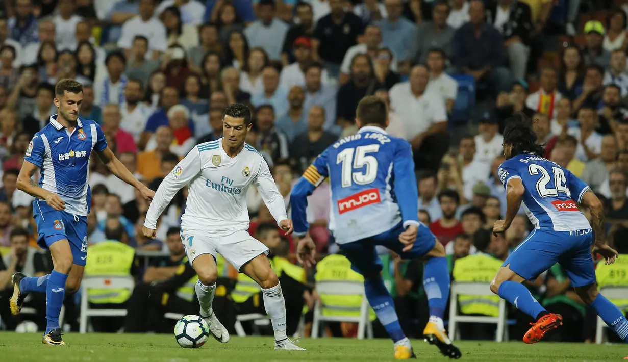 Cristiano Ronaldo berusaha melewati adangan para pemain Espanyol pada lanjutan La Liga Santander di Santiago Bernabeu stadium, Madrid, (01/10/2017). Real Madrid menang 2-0. (AP/Paul White)