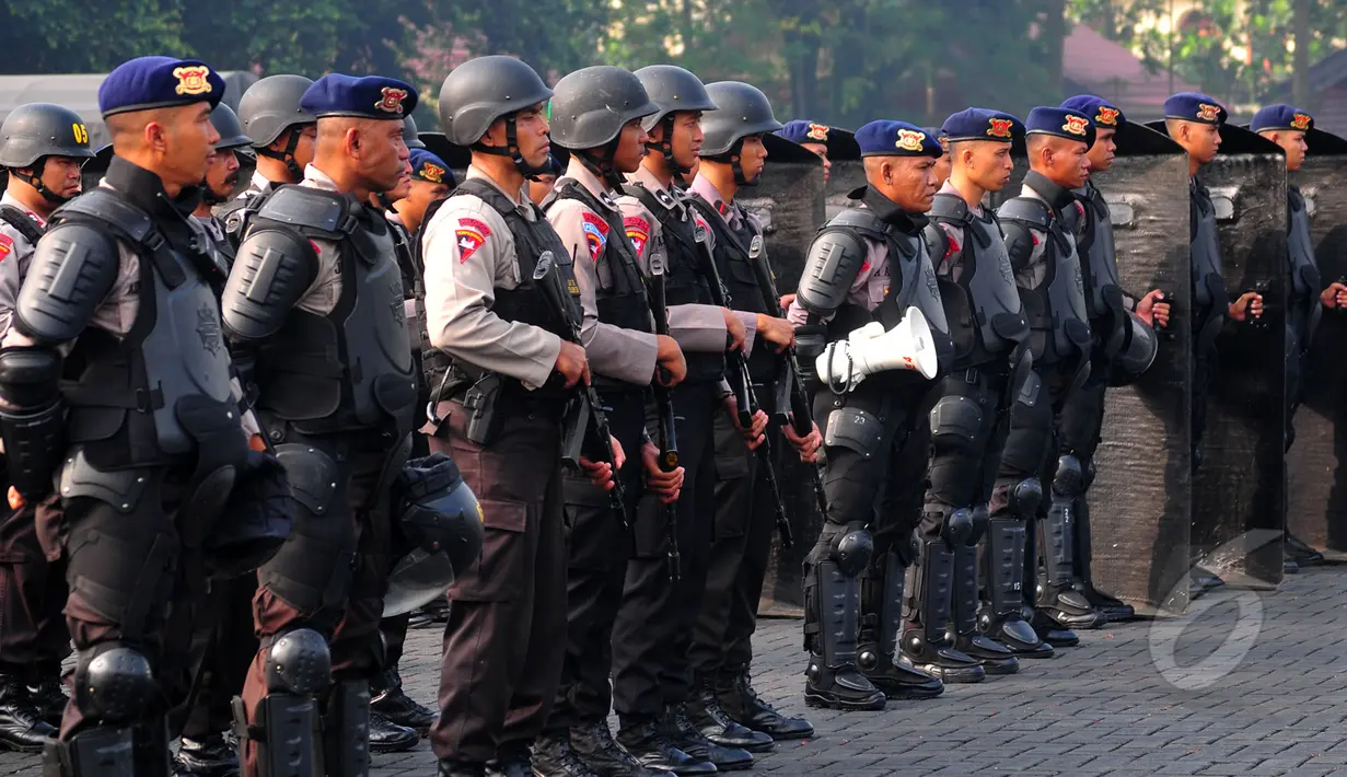 Sejumlah personel Brimob mengikuti gelar pasukan pengamanan KAA di Mako Brimob Kelapa Dua, Depok, Selasa (14/5/2015). Sebanyak 3.000 personel Brimob Polri diterjunkan mengawal Konferensi Tingkat Tinggi Asia-Afrika. (Liputan6.com/Yoppy Renato)