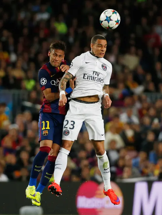 Penyerang Barcelona, Neymar berebut bola udara dengan bek PSG Gregory van der Wiel di leg kedua 8 besar Liga Champions di Stadion Nou Camp, Spanyol, Rabu (22/4/2015). Barcelona menang 2-0 atas Paris Saint Germain. (Reuters/Paul Hanna)
