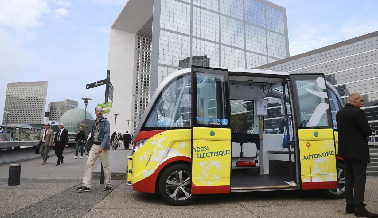 Meski tanpa sopir, bus mampu memberi peringatan kepada kendaraan lain dan penyeberang jalan, Paris, Prancis, Senin (3/7). (AFP Photo/Jacques Demarthon)