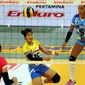 Tim putri Jakarta PGN Popsivo, Dewi Wulandari (tengah) berusaha menahan bola saat laga melawan Jakarta Electric PLN di Pertamina Proliga 2015, Dome Balikpapan, (8/2/2015). Jakarta PGN Popsivo unggul 3-2. (Liputan6.com/Helmi Fithriansyah)