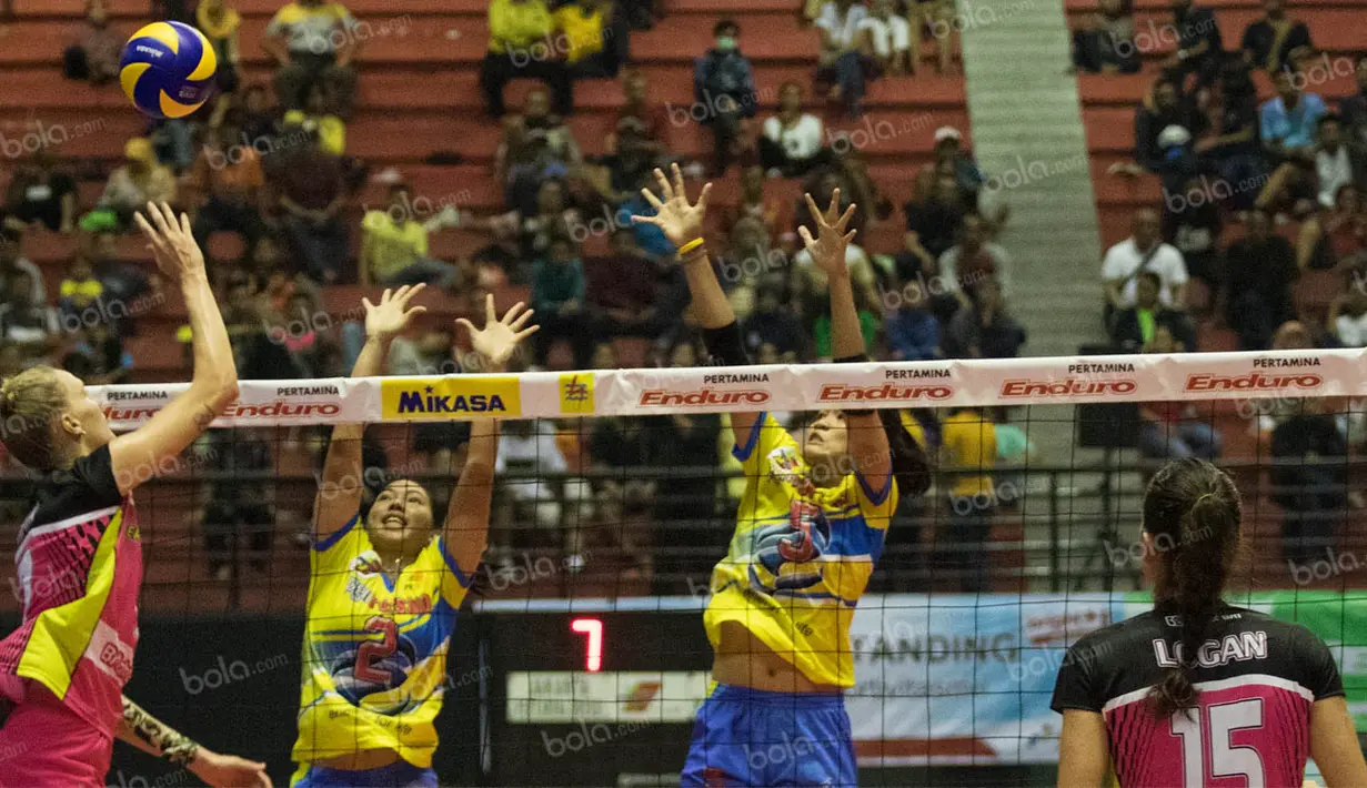 Pevoli Jakarta Pertamina Energi, Mari Stein, berusaha membalikan bola saat melawan Jakarta PGN Popsivo. Jakarta Pertamina Energi berhasil menang dengan skor 24-26, 25-17, 25-19, 25-22, 7-15. (Bola.com/Vitalis Yogi Trisna)