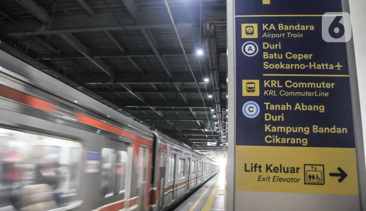 Papan penunjuk arah untuk layanan penumpang KRL terpasang di tiap sudut Stasiun BNI City, Dukuh Atas, Jakarta Pusat, Senin (25/7/2022). PT Kereta Commuter Indonesia (KCI) berencana menjadikan Stasiun BNI City yang sebelumnya khusus melayani penumpang kereta Bandara Soekarno-Hatta untuk pemberhentian KRL seiring akan dinonaktifkannya Stasiun Karet. (merdeka.com/Iqbal S Nugroho)