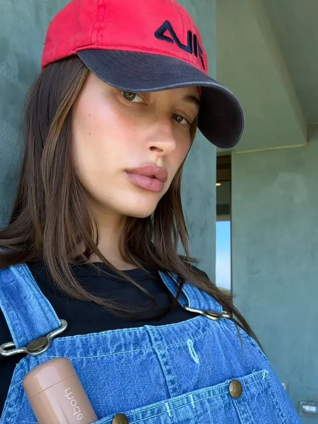 Hailey Bieber Pertama Kali Tunjukan Baby Bump. [@haileybieber]