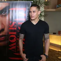 Menurut aktor sekaligus presenter ini memang ketika ia memerankan sosok yang begitu gelap, maka suasananya pun jadi ikut menyeramkan.  Terlebih proses syuting dilakukan di sebuah tempat yang kurang cahaya matahari dan ‘spooky’. (Andy Masela/Bintang.com)