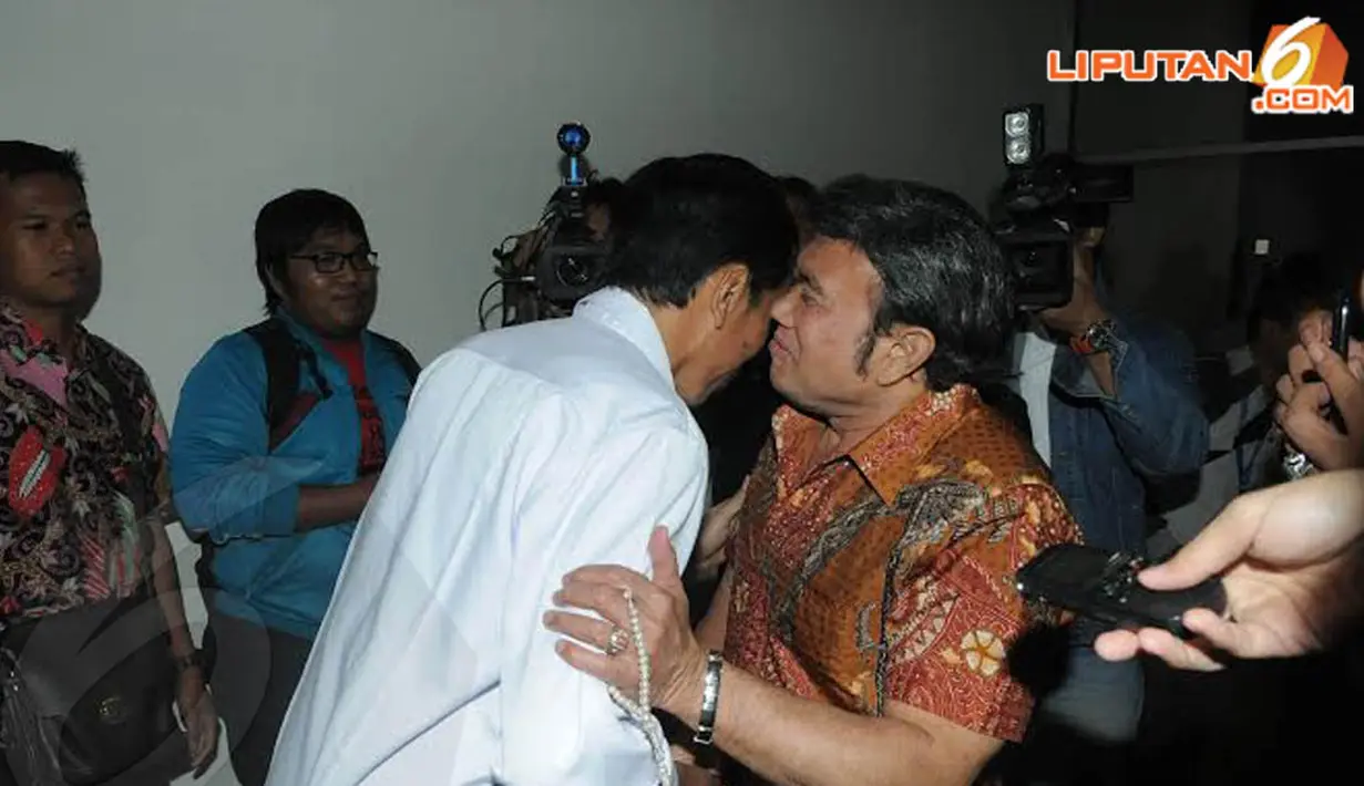 Jokowi dan Rhoma Irama tampak bersalaman dan berpelukan saat bertemu di salah satu stasiun televisi swasta (Liputan6.com/Herman Zakharia)