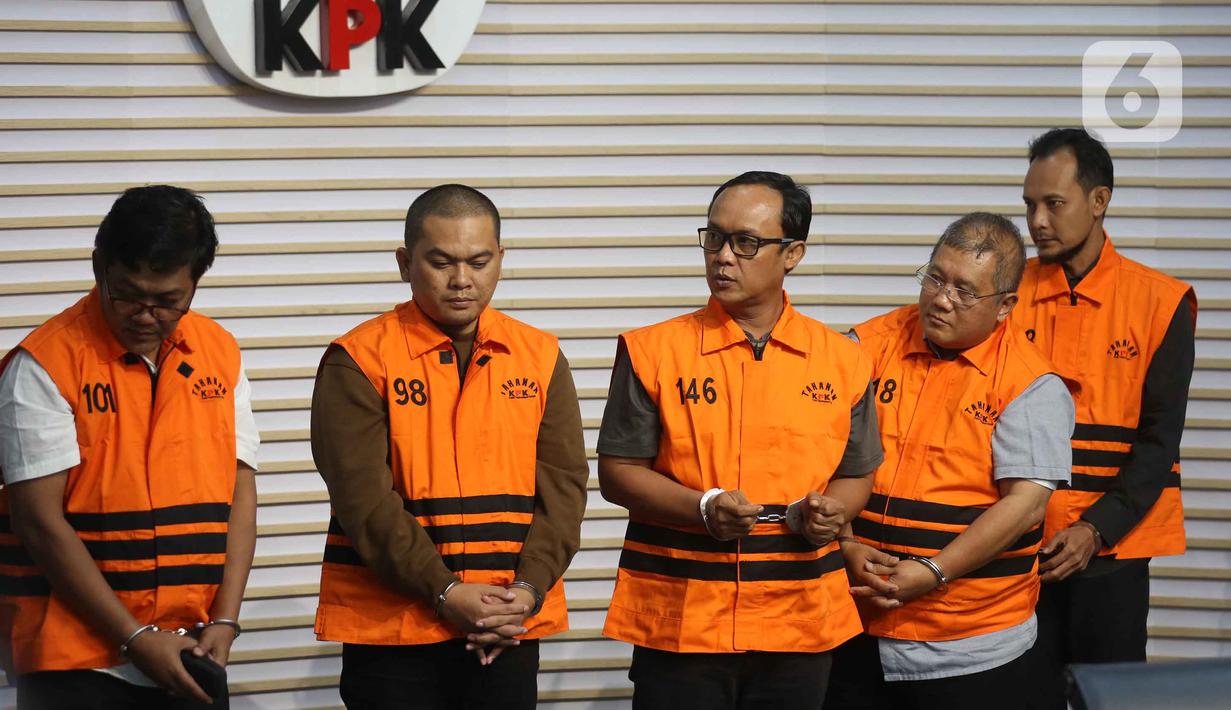 Ardito dan 4 orang lainnya ditahan untuk 20 hari pertama sejak tanggal 10-29 Desember 2025 di Rumah Tahanan Negara (Rutan) Cabang Gedung Merah Putih KPK dan Gedung C1 KPK. Tampak dalam foto, Bupati Lampung Tengah, Ardito Wijaya (tengah belakang) saat dihadirkan pada rilis penetapan status tersangka sekaligus penahanan di Gedung Merah Putih Komisi Pemberantasan Korupsi (KPK), Jakarta, Kamis (11/12/2025). (Liputan6.com/Helmi Fithriansyah)