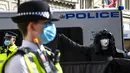 Aktivis Extinction Rebellion berbaris di sepanjang Parliament Street sebagai bagian dari protes perubahan iklim di London, Inggris, Selasa (8/9/2020). Menggelar aksi di tengah pandemi COVID-19, para aktivis mengenakan masker selama protes berlangsung. (AP Photo/Alberto Pezzali)