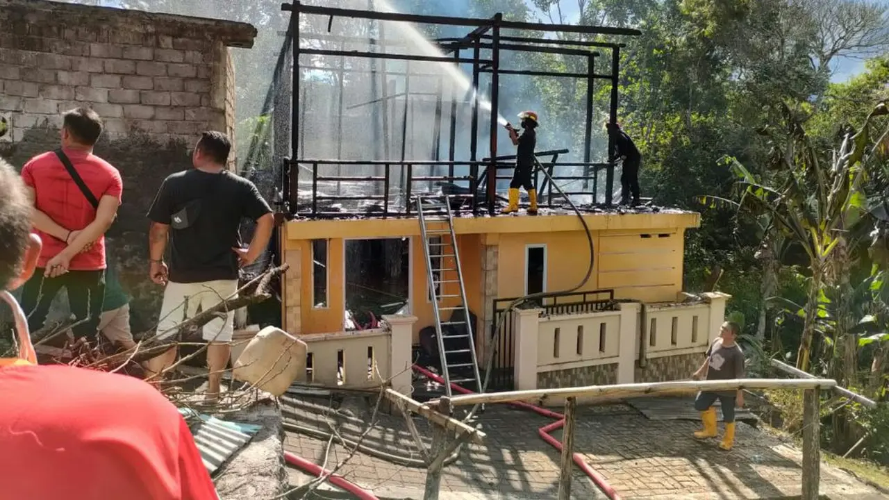 Kebakaran terjadi di sebuah rumah milik Swasti Yogi Winadio, warga Kelurahan Kamasi, Kecamatan Tomohon Tengah, Kota Tomohon.