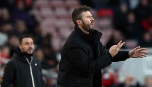 Bersama MU, sejumlah gelar berhasil ia raih, di antaranya lima gelar Liga Inggris, juara Liga Champions, juara Piala FA, dua kali juara Piala Liga Inggris, Liga Europa, dan Piala Dunia Antarklub. Tampak dalam foto, Michael Carrick saat masih menjadi pelatih Middlesbrough memberi isyarat di pinggir lapangan selama pertandingan sepak bola putaran ketiga Piala FA Inggris antara Middlesbrough dan Brighton and Hove Albion di Stadion Riverside di Middlesbrough, timur laut Inggris pada 7 Januari 2023. (Nigel Roddis/AFP)