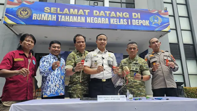 Kepala Rutan Kelas I Depok, Agung Nurbani memperlihatkan sejumlah benda terlarang kamar warga binaan Rutan Kelas I Depok. (Liputan6.com/Dicky Agung Prihanto)