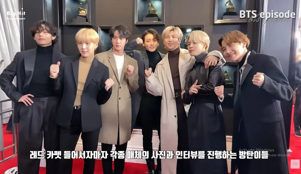 Ini adalah penampilan ketujuh member BTS saat menghadiri Grammy Award di Los Angeles tahun 2020. RM, Jimin, dan J-Hope memilih setelan panjang, sedangkan V, Suga, Jin, dan Jungkook mengenakan setelan yang pendek. Mana favoritmu? Foto: Youtube Bangtan TV.