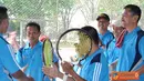 Citizen6, Surabaya: Brigjen TNI (Mar) P Verry Kunto memberikan sepasang raket kesayangannya pada PNS Bahri dan PNS Yuli pada tennis farewell game. (Pengirim: Penkobangdikal).