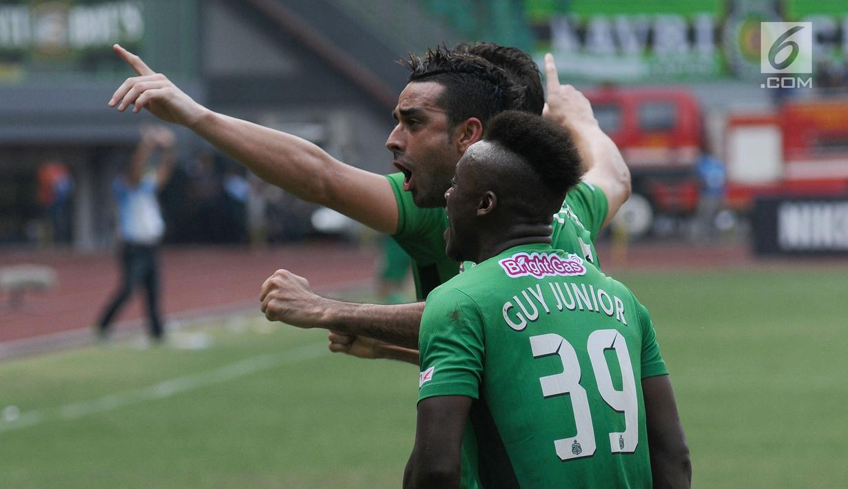 Bek Bhayangkara FC, Otavio Dutra bersama Guy Junior Nke merayakan golnya ke gawang Sriwijaya FC pada lanjutan Liga 1 Indonesia di Stadion Patriot Candrabhaga, Bekasi, Minggu (20/8). Bhayangkara FC menang 2-1. (Liputan6.com/Helmi Fithriansyah)