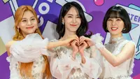 Anggota girl grup K-Pop Korea Selatan, VIVIZ, berpose di karpet merah KCON Seoul 2022 di Seoul pada 7 Mei 2022. (ANTHONY WALLACE/AFP)