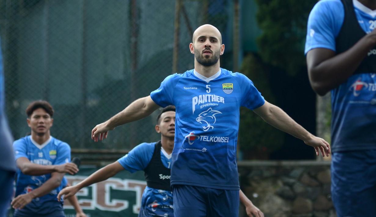 Rashid dan Klok memang memiliki karakter permainan yang sama sebagai gelandang bertahan. Namun, keduanya memiliki kelebihan dalam melakukan set up penyerangan. Walaupun belum terbukti di lapangan, duet mereka paptut dinantikan. (Foto: Dokumentasi Persib)