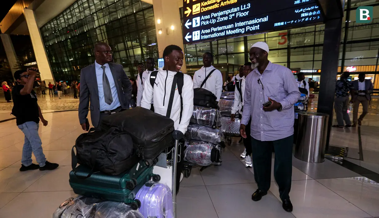 <p>Kapten Timnas Senegal U-17, Amara Diouf (tengah) disambut oleh Duta Besar Senegal untuk Indonesia, Abdoulaye Barro (kedua kiri) saat kedatangan di Terminal 3 Bandara Soekarno Hatta, Tangerang, Banten menjelang Piala Dunia U-17 2023 pada Rabu (01/11/2023). (Bola.com/Bagaskara Lazuardi)</p>