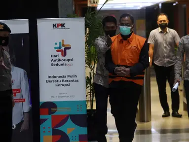 Tersangka Edy Wibowo yang merupakan Hakim Yustisial/Panitera Pengganti Mahkamah Agung (MA) dikawal petugas untuk dilakukan penahanan di Gedung Komisi Pemberantasan Korupsi (KPK), Rasuna Said, Jakarta, Senin (19/12/2022). KPK kembali menetapkan tersangka baru Edy Wibowo dalam kasus suap pengurusan perkara di MA menyusul 13 orang tersangka termasuk dua hakim agung Sudrajad Dimyati dan Gazalba Saleh. (Liputan6.com/Johan Tallo)