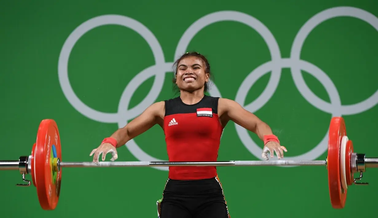 Sri Wahyuni sebenarnya berpeluang meraih emas. Namun, dia gagal mengangkat beban seberat 115 kg pada percobaan kedua dan ketiga Clean & Jerk. (AFP/Goh Chai Hin)