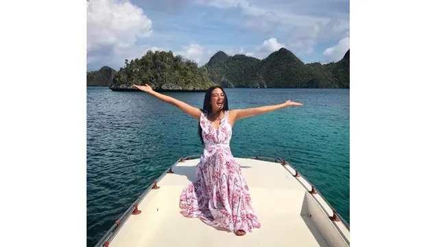 Kapal Sempat Mogok, Ini 6 Momen Seru Liburan Aurelie Moeremans di Raja Ampat