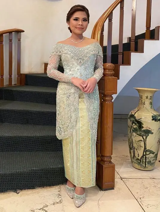 Saat acara martumpol Felicia mengenakan kebaya dengan bead off shoulder warna hijau mint dipadukan songket sebagai bawahannya. [@myrnamyura]