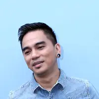 "Gua sendiri gak ngerti ceritanya, masalah pakaian, itu kan dia basicnya musisi, puluhan tahun jadi musisi dan baru jadi pejabat," kata Enda ditemui Bintang.com di kawasan Tendean, Jakarta Selatan, Selasa (19/4/2016). (Nurwahyunan/Bintang.com)