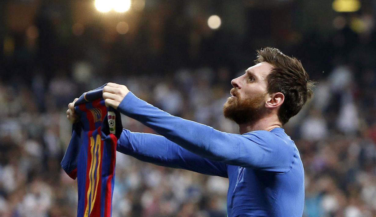 Gaya Lionel Messi merayakan gol dengan melepas jerseynya saat melawan Real Madrid pada duel El Clasico di Santiago Bernabeu stadium, Madrid, (23/4/2017). Barcelona menang 3-2. (EPA/Juan Carlos Hidalgo)