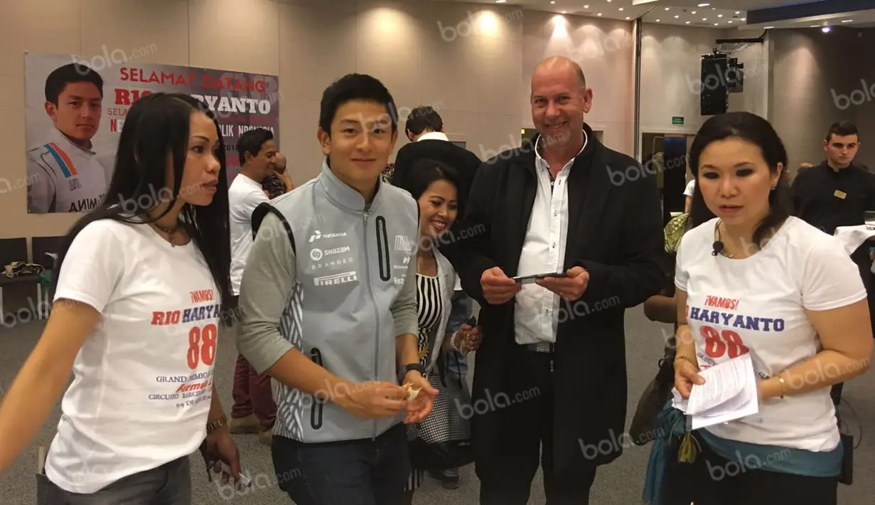 Pebalap Manor Racing asal Indonesia, Rio Haryanto, hadir dalam acara meet and greet yang diselenggarakan KBRI Spanyol di Hotel Melia, Barcelona, Spanyol, Kamis (12/5/2016). (Bola.com/Reza Khomaini)