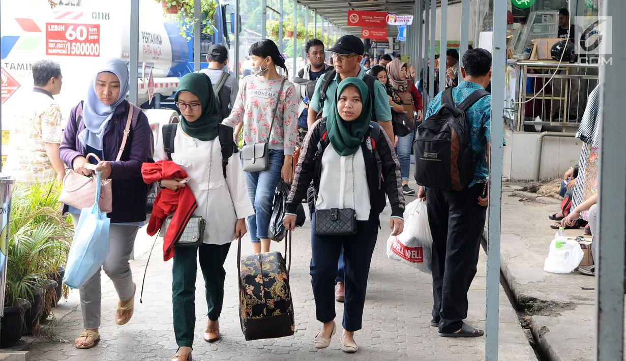 Calon penumpang mendatangi Stasiun Pasar Senen, Jakarta, Selasa (16/4).Sebanyak 11 KA tambahan PT KAI Daop 1 Jakarta beroperasi mulai 15-21 April 2019. (Liputan6.com/Herman Zakharia)