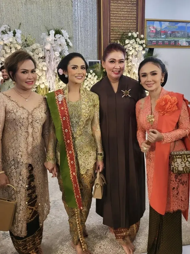 Yuni Shara Kenakan Kebaya saat Hadir di Pernikahan Anak Susi Pudjiastuti, Nadine Kaiser. [@krisdayantilemos]