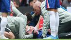 Pemain Chelsea, Jesse Derry mendapatkan penangan intensif dari tim medis usai bebenturan dengan pemain Nottingham Forest pada laga pekan ke-35 Premier League di Stamford Bridge, Senin (4/5/2026). (AFP/Adrian Dennis)