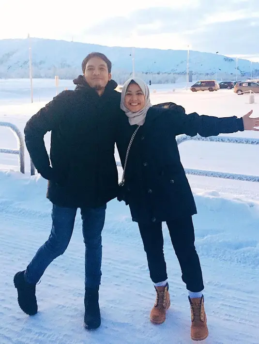 Kini, Natasha Rizki tengah hamil muda. Dan yang lebih membahagiakan adalah keduanya akan dikaruniai anak laki-laki. Senang bukan main pastinya pasangan muda yang satu ini. (Instagram/desta80s)