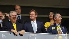 Pangeran Harry dari Inggris menyaksikan langsung laga Brasil vs Kamerun di Stadion Nasional Brasil, (24/6/2014). (REUTERS/Ueslei Marcelino)