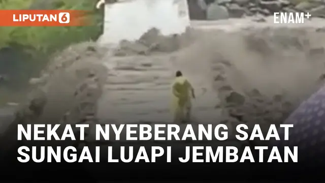 Warga Makassar Nekat Seberangi Jembatan yang Diluapi Air Sungai