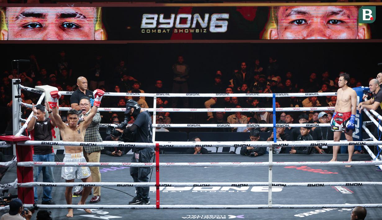 Petarung Indonesia, Haris Sofyan, merayakan kemengan atas petarung Malaysia, Mohammed (Jordan Boy), pada pertandingan Byon Combat Showbiz Vol. 6 di Tennis Indoor Senayan, Jakarta, Sabtu (22/10/2025). (Bola.com/M Iqbal Ichsan)