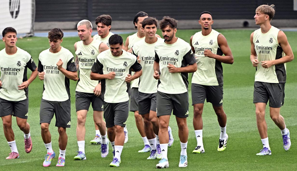 Sesi latihan Los Blancos tersebut berlangsung di training ground Valdebebas, Madrid, Spanyol, Senin (18/08/2025) waktu setempat. Skuad asuhan Xabi Alonso rencananya akan melakoni pertandingan Liga Spanyol musim ini melawan Osasuna pada Rabu (20/08) waktu setempat. (AFP/Javier Soriano)