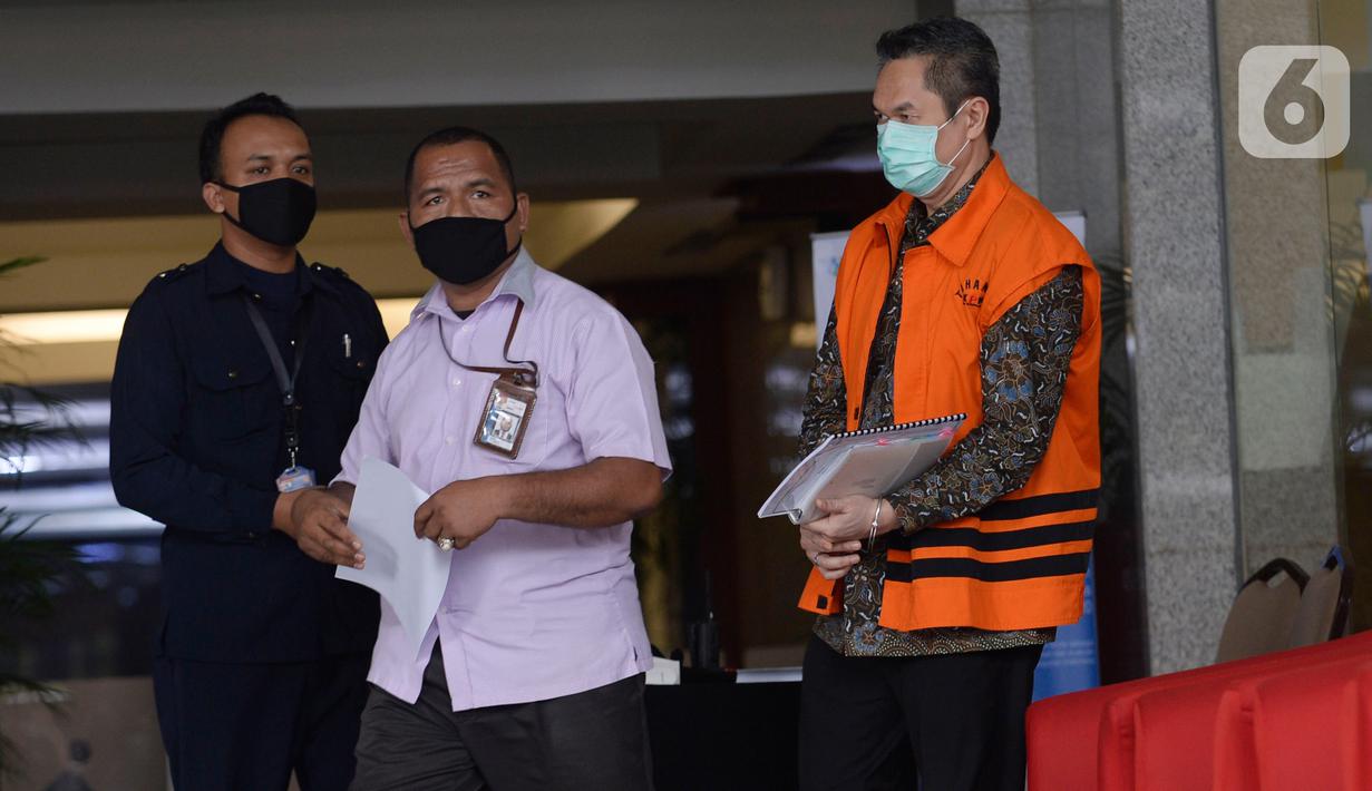 Mantan Direktur Keuangan PT Angkasa Pura II, Andra Y Agussalam meninggalkan Gedung KPK usai menjalani sidang vonis melalui konferensi video di Jakarta, Rabu (8/4/2020). Andra terbukti bersalah menerima suap dari mantan Direktur Utama PT Inti Darman Mappangara. (merdeka.com/Dwi Narwoko)