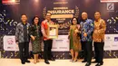 Dirut  Mandiri Inhealth Iwan Pasila (tengah) menerima penghargaan Best Financial Performance Life Insurance Company 2017, Rabu (27/9).  Ini sebagai Apresiasi kepada perusahaan asuransi terbaik berdasar pilihan konsumen. (Liputan6.com)