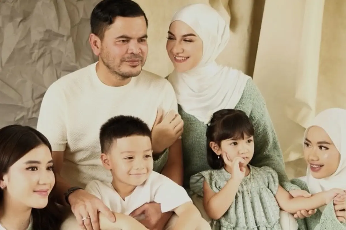 Dua Putri Sambung Irish Bella yang Tak Kalah Cantik dengan Dirinya saat Pemotretan Foto Keluarga