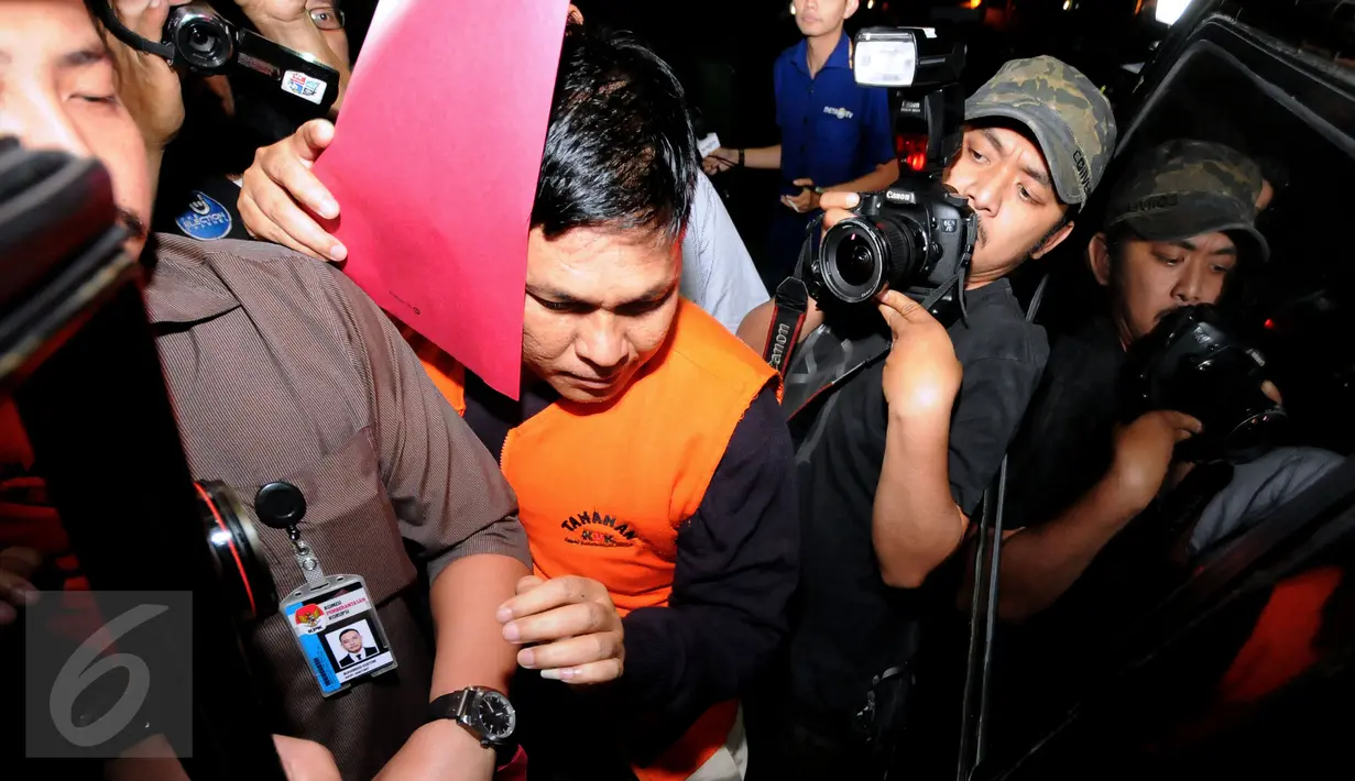 Ketua Fraksi Partai Gerindra DPRD Kab Muba, Adam Munandar berusaha menghindari kejaran wartawan usai menjalani pemeriksaan terkait kasus suap pembahasan RAPBD Kab Muba, Sumsel di gedung KPK Jakarta, Sabtu (20/6/2015). (Liputan6.com/Helmi Fithriansyah) 