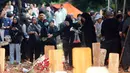 Beberapa kerabat dekat menabur bunga di sisi makam Oxavia Aldiano atau lebih dikenal dengan nama Vidi Aldiano di Tempat Pemakaman Umum (TPU) Tanah Kusir, Jakarta, Minggu (8/3/2026). (Kapanlagi.com/Budy Santoso)