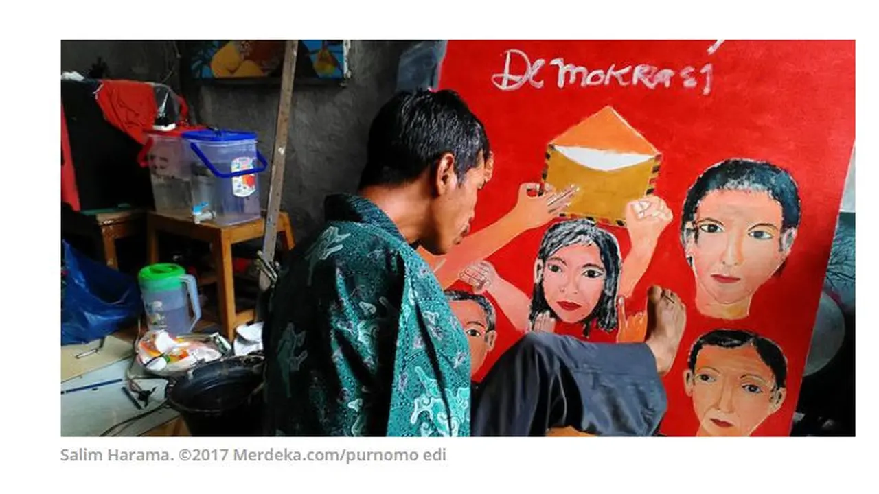 Di tengah kondisinya sebagai seorang penyandang disabilitas, Salim Harama membuktikan bisa melukis dengan menggunakan kakinya