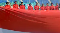 Pesepakbola timnas U-19 Indonesia menyanyikan lagu kebangsaan Indonesia Raya sebelum pertandingan Grup B Piala Asia U-19 melawan timnas U-19 Australia di Stadion Thuwunna Youth Training Center Yangon, Myanmar,(12/10/2014). (ANTARA FOTO/Andika Wahyu)