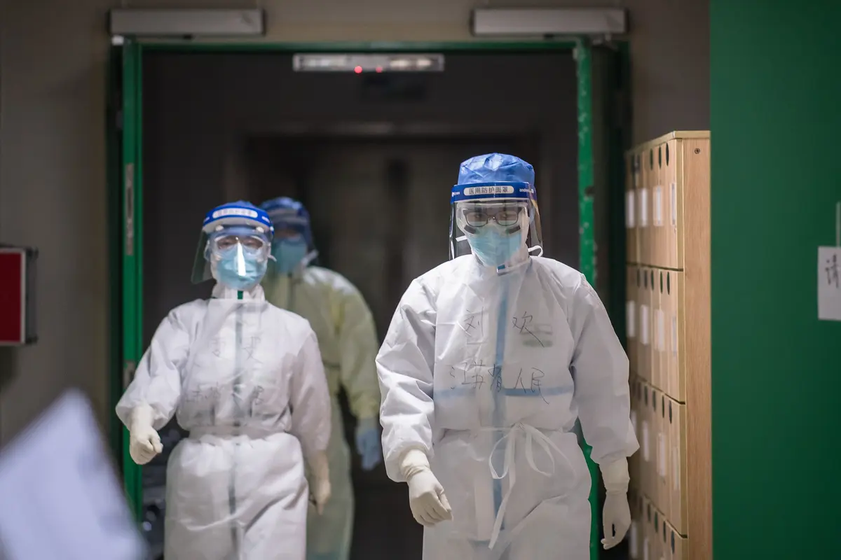 Petugas Medis Tangani Pasien Virus Corona di Ruang ICU RS Wuhan