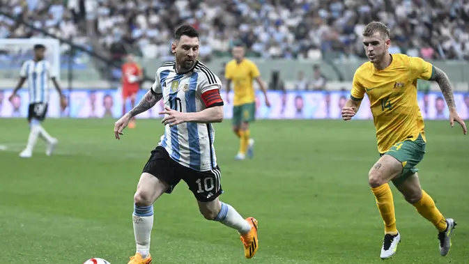 <p>Aksi Lionel Messi saat Argentina bersua Australia di China pada FIFA Match Day (AFP)</p>