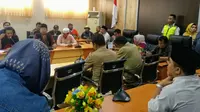 Ribuan warga Lombok Tengah menggeruduk gedung DPRD NTB sebagai bentuk protes terhadap edaran surat gubernur tentang perubahan nama dari Bandara Internasional Lombok (BIL) menjadi Bandara Internasional Zainuddin Abdul Madjid. (Liputan6.com/Hans Bahanan)