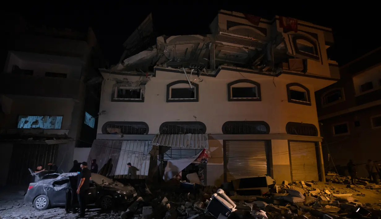 Warga memeriksa rumah komandan Jihad Islam Baha Abu Al-Ata setelah serangan rudal Israel di Kota Gaza, Palestina, Selasa (12/11/2019). Militer Israel menuturkan serangan itu merupakan bagian dari operasi gabungan antara militer dan pasukan keamanan domestik, Shin Bet. (AP Photo/Khalil Hamra)