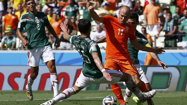 Pemain Belanda Patahkan Tulang Kering Hector Moreno