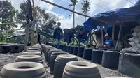 Perajin tungku kebanjiran pesanan seiring langkanya gas elpiji 3 kilogram di pasaran Banyuwangi. (Hermawan Arifianto/Liputan6.com)